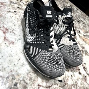 Nike Flyknit racer black/white size 8.5M